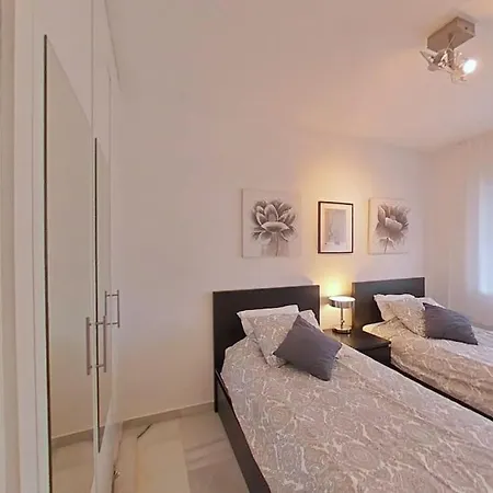 Tranquilo , Soleado Cerca De La Playa *