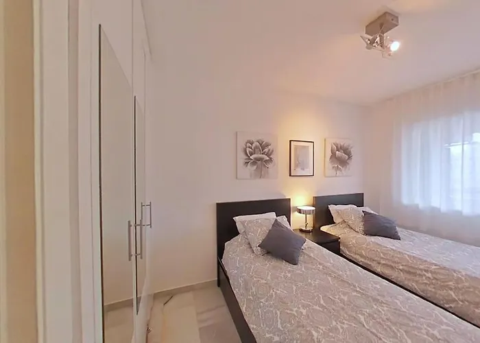 Tranquilo , Soleado Cerca De La Playa *