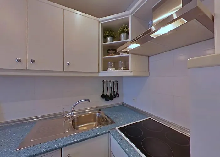 Tranquilo , Soleado Cerca De La Playa *